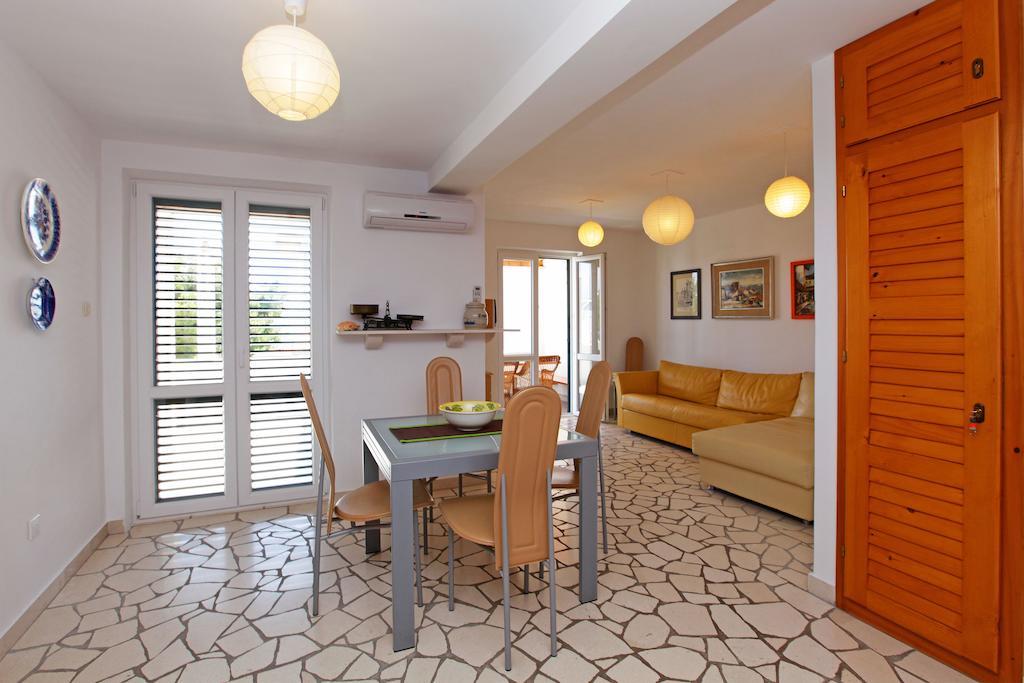 Apartments Mel Bol Pokoj fotografie